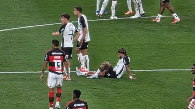 Memphis sente incômodo na coxa e deixa campo após participar de gol do Corinthians contra o Flamengo