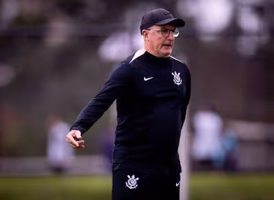 Dorival cobra evolução do Corinthians no Brasileiro e explica escolha da Vila Belmiro para estreia