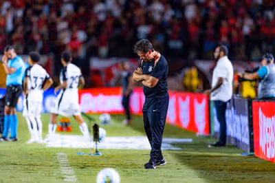 Técnico do Corinthians detalha opção de Carrillo na lateral e destaca versatilidade de Bidon