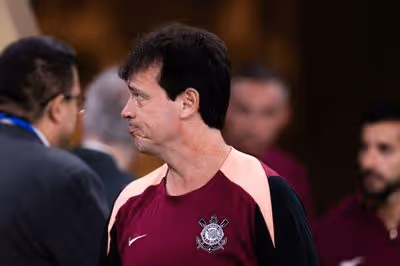 Técnico do Corinthians confia em evolução do desempenho ofensivo e valoriza melhora da defesa
