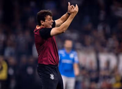 Ex-lateral do Corinthians faz alerta para Fernando Diniz e cobra equilíbrio emocional da equipe