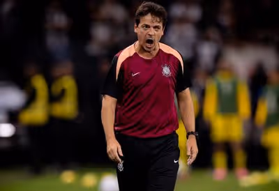 Técnico do Corinthians critica arbitragem e questiona uso do VAR após derrota no Brasileirão