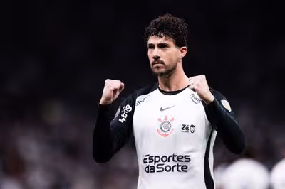Zagueiro é eleito o craque da vitória contra o Peñarol pela Libertadores; meias também se destacam