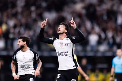Gustavo Henrique supera trio e vira zagueiro com mais gols pelo Corinthians na Libertadores