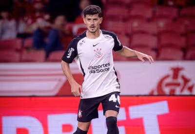 Técnico do Corinthians elogia atuação de Hugo Farias e Vitinho na partida contra o Internacional
