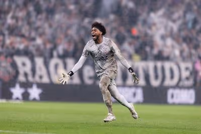 Goleiro do Corinthians diz que tristeza pela Copa já passou e exalta preparador de goleiros