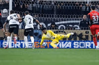 Goleiro do Corinthians tenta manter invencibilidade pessoal contra o Athletico-PR