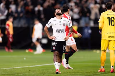 Lateral do Corinthians lamenta eliminação na Libertadores e garante apoio do elenco a Diniz