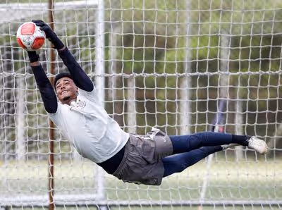 Goleiro inscrito na Copinha nutre expectativa de voltar a jogar pelo Corinthians após mais de um ano