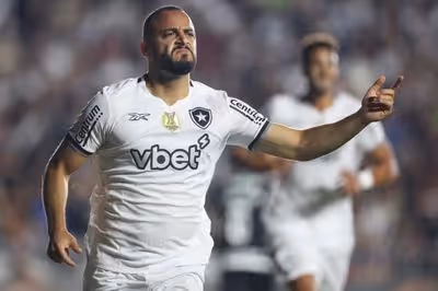 Corinthians mantém negociações com o Botafogo por Arthur Cabral e pode incluir Pedro Raul
