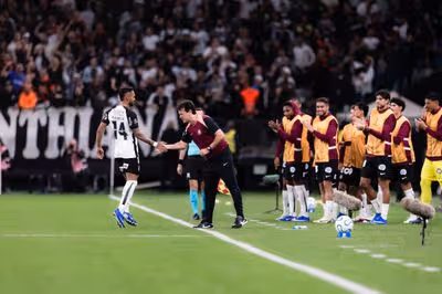 Volante do Corinthians revela impressões iniciais sobre Fernando Diniz no comando da equipe