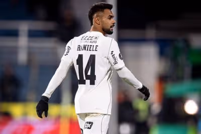 Raniele se desculpa por expulsão e agradece companheiros por entrega em classificação do Corinthians