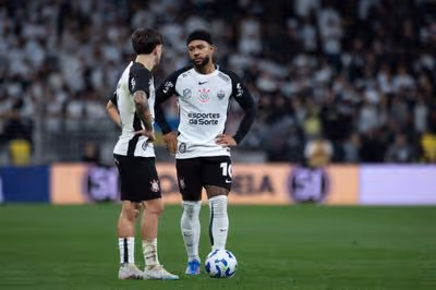 Ídolo do Corinthians detona Memphis e Garro por cobrança de falta em derrota para o Ceará