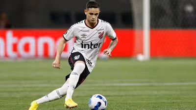 Palmeiras negocia a contratação do lateral-direito Khellven, ex-Athletico-PR; veja os detalhes