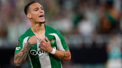 Diretor do Betis 'esquece' Denilson e crava: 'Antony é a contratação mais importante da história do clube'