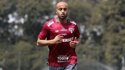 Lucas Moura passa por procedimento no joelho e só deve voltar ao São Paulo em 2026