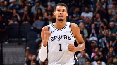 Wembanyama faz história em votação unânime e leva prêmio de melhor defensor do ano da NBA