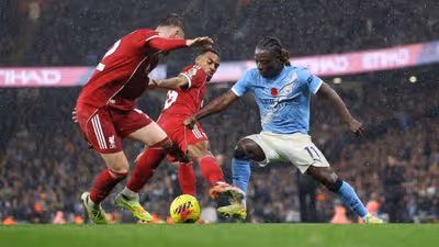 Com 'show' de Doku, Manchester City 'atropela' o Liverpool e cola no Arsenal na liderança da Premier League