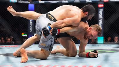 Makhachev domina Della Maddalena no UFC 322, conquista cinturão na estreia do meio-médio e iguala recorde de Anderson Silva