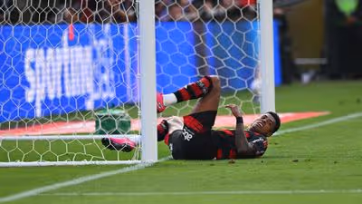 Arrascaeta e Bruno Henrique ampliam recorde de títulos no Flamengo