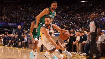 Com feito histórico de Curry, Warriors vencem Mavericks e embalam na NBA