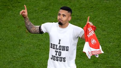 Arsenal vence Aston Villa com gol de Gabriel Jesus e Magalhães e fecha 2025 no topo da Premier League