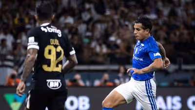 Lucas Romero é diagnosticado com fratura na costela, e Cruzeiro explica motivo da lesão