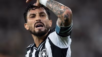 Alex Telles lamenta Botafogo fora da Libertadores e deixa indireta no ar: 'Futebol não é feito só de jogadores'
