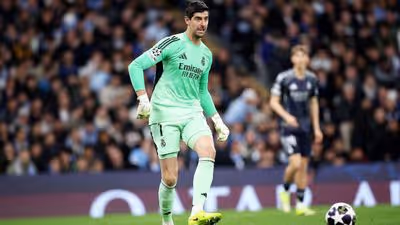 Courtois sofre lesão grave, vira desfalque no Real Madrid e perderá jogos decisivos em LALIGA e Champions