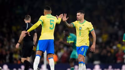 No radar do United, Bruno Guimarães ganha 'campanha' de Casemiro para mudar de clube na Premier League