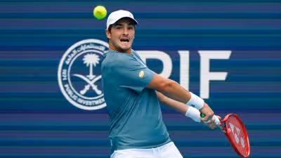 João Fonseca faz jogo duro, mas cai para Carlos Alcaraz e se despede do Miami Open na segunda fase