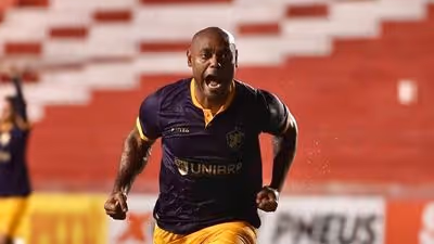 Vágner Love marca no finalzinho e se emociona em último jogo da carreira