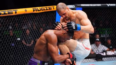 Ex-rival e agora 'parça' de Poatan, holandês encaixa joelhada 'mortal' e mantém invencibilidade no UFC