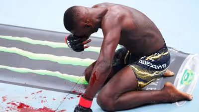 Adesanya é nocauteado por Joe Pyfer e segue em 'queda livre' nos médios com nova derrota