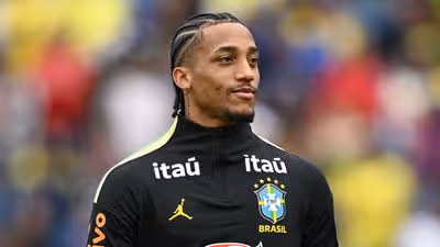 'Antes tinha Ronaldo, Romário...': João Pedro cita craques e diz o que falta para Vinicius Jr. e Raphinha deslancharem na seleção