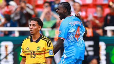 Zagueiro da Premier League decide, RD Congo vence Jamaica na prorrogação e entra no grupo de Portugal e Colômbia na Copa do Mundo