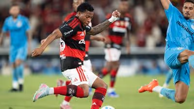 Simon diz que Plata deveria ser expulso por pisão; veja lance