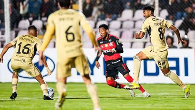 'Flamengo vence com escândalo no VAR': jornal espanhol se espanta com arbitragem em jogo da Libertadores