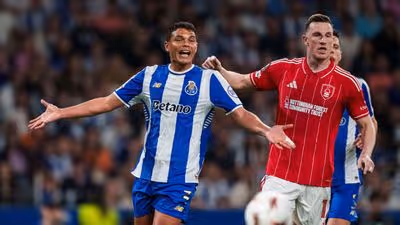 Ex-São Paulo marca, mas Porto leva 'gol contra mais bizarro do ano' e fica no empate com o Forest na Europa League