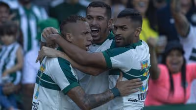 Coritiba bate Atlético-MG com direito a gol de Breno Lopes e falha bisonha da zaga do Galo