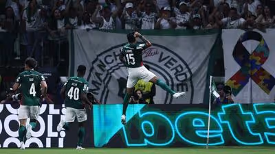Palmeiras sofre com expulsão, mas segura vitória contra o Athletico-PR e mantém vantagem na liderança do Brasileirão