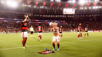 Com homenagem de Arrascaeta a Oscar, Flamengo faz Bahia como nova 'vítima' e segue caça ao Palmeiras