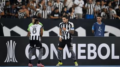 Clima de despedida? Alex Telles revela papo com Da...