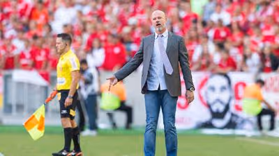 Ex-Corinthians e Inter destaca rivalidade e relembra 'caso Tinga': 'Foi pênalti'