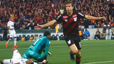 Pratas da casa decidem, e Athletico-PR sai na frente do Vitória nas oitavas de final da Copa do Brasil