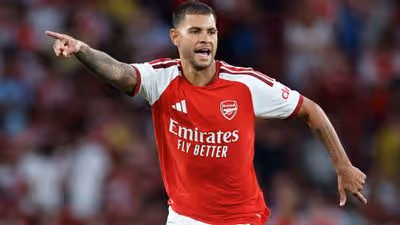Bruno Guimarães decide em estreia, Arsenal vence o Como em amistoso nos pênaltis e encerra pré-temporada