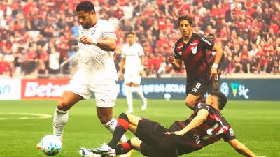 Athletico-PR e Fluminense empatam em jogaço de seis gols, e Flamengo mantém vice-liderança do Brasileirão