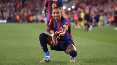 Raphinha se reinventa de novo, vira centroavante no Barcelona e caminha para temporada de recorde