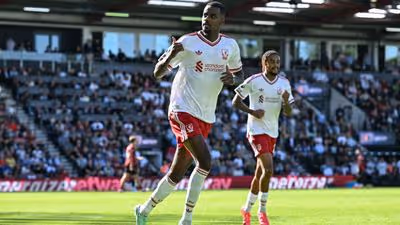 Liverpool vence Bournemouth de Rayan fora e encosta nos líderes