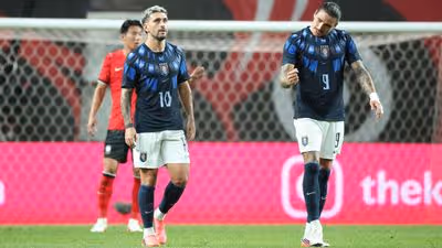 Arrascaeta marca, dá assistência, mas é substituído com dores no punho durante goleada do Uruguai contra Coreia do Sul